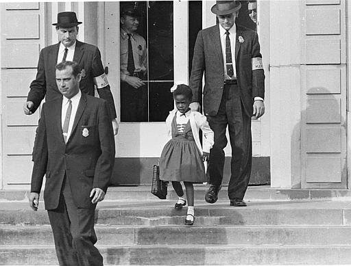 Ruby Bridges, uma menina de seis anos de idade, foi levada à escola em Nova Orleans, EUA, por uma escolta de policiais federais, ser negra era seu crime