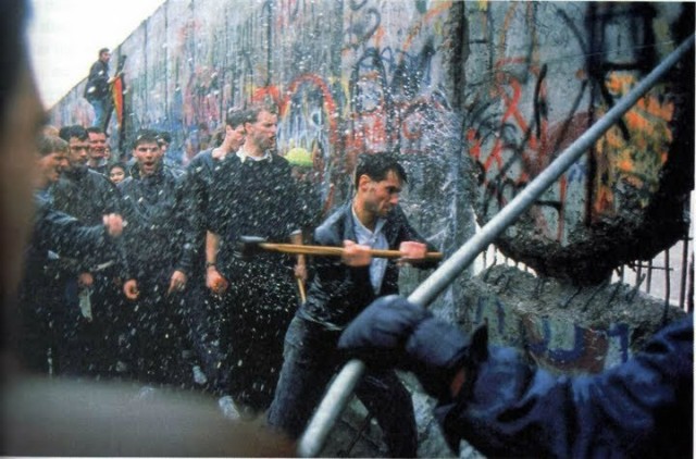 Muro de Berlim sendo derrubado